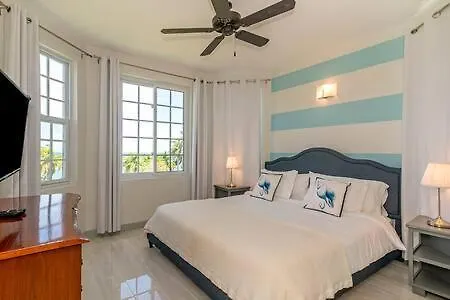 Apartment Ultra Modern 2br Penthouse, Sleeps 5, Beach Front, Pool, Roof Patio,