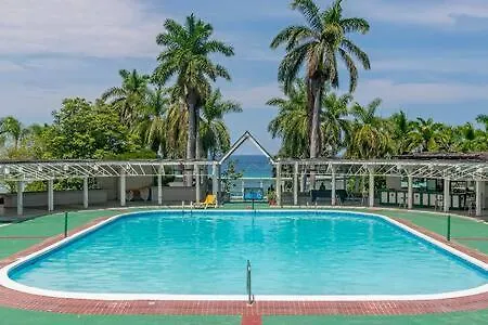 Ultra Modern 2br Penthouse, Sleeps 5, Beach Front, Pool, Roof Patio, Montego Bay