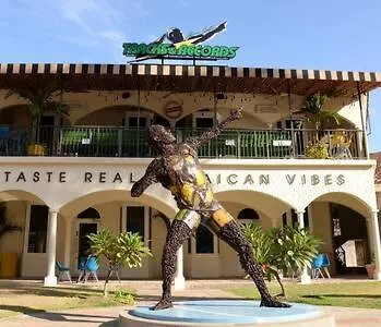 Apartment Ultra Modern 2br Penthouse, Sleeps 5, Beach Front, Pool, Roof Patio, *
