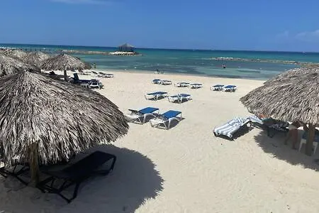 Ultra Modern 2br Penthouse, Sleeps 5, Beach Front, Pool, Roof Patio, * Montego Bay
