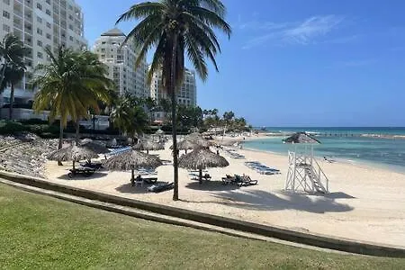 Apartment Ultra Modern 2br Penthouse, Sleeps 5, Beach Front, Pool, Roof Patio, Montego Bay