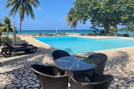 Ultra Modern 2br Penthouse, Sleeps 5, Beach Front, Pool, Roof Patio, Montego Bay