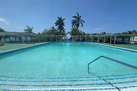 Ultra Modern 2br Penthouse, Sleeps 5, Beach Front, Pool, Roof Patio, *