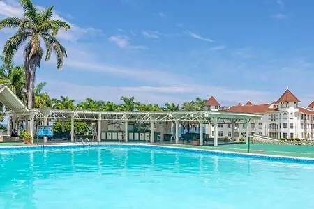 Ultra Modern 2br Penthouse, Sleeps 5, Beach Front, Pool, Roof Patio, * Montego Bay