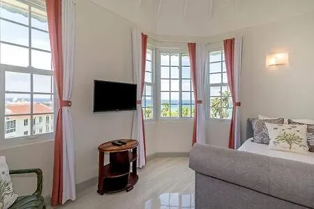 Ultra Modern 2br Penthouse, Sleeps 5, Beach Front, Pool, Roof Patio,
