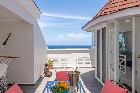 Ultra Modern 2br Penthouse, Sleeps 5, Beach Front, Pool, Roof Patio, * Montego Bay