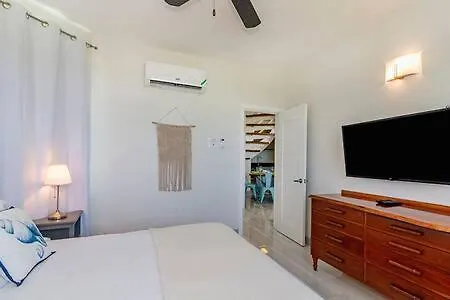 Apartment Ultra Modern 2br Penthouse, Sleeps 5, Beach Front, Pool, Roof Patio, *