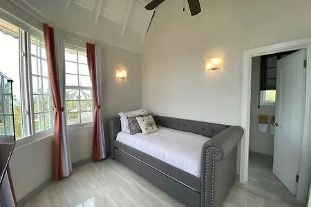 Ultra Modern 2br Penthouse, Sleeps 5, Beach Front, Pool, Roof Patio, *