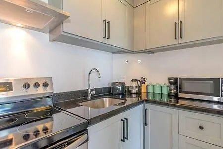 Ultra Modern 2br Penthouse, Sleeps 5, Beach Front, Pool, Roof Patio, * Montego Bay