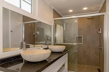 Apartment Ultra Modern 2br Penthouse, Sleeps 5, Beach Front, Pool, Roof Patio,